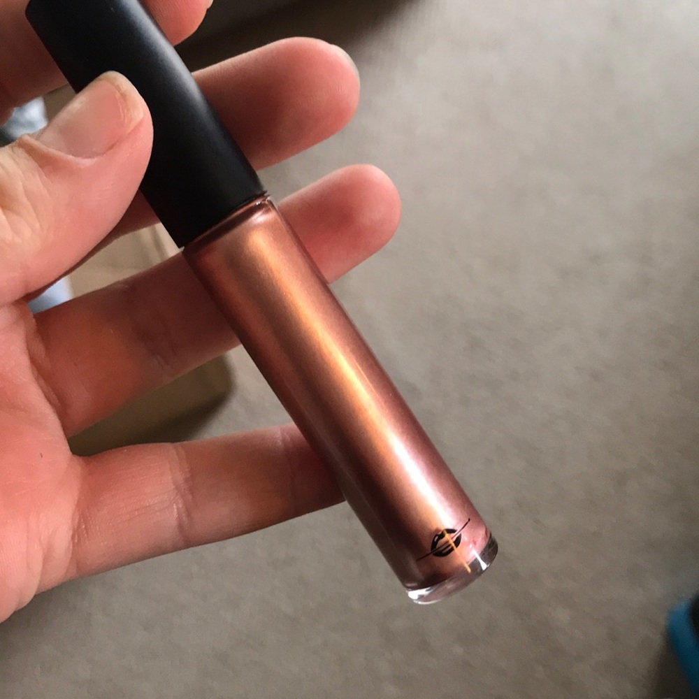 NWOT makeup artist metallic gloss